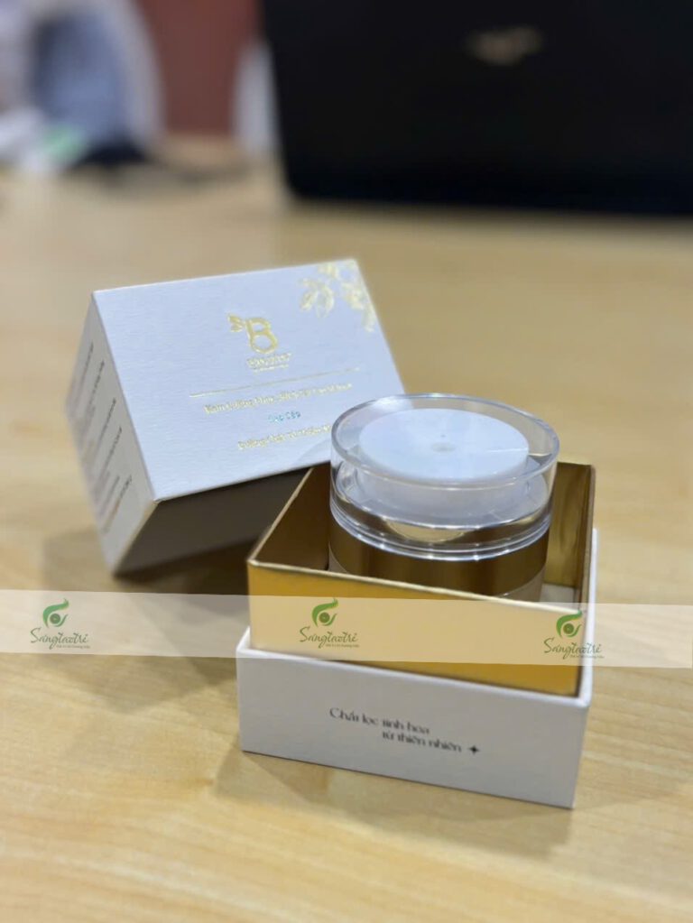 Lợi Ích & Thông Số Hộp Giấy Đựng Mỹ Phẩm Cao Cấp Lợi ích: Tăng giá trị sản phẩm, tạo ấn tượng sang trọng, bảo vệ sản phẩm, thích hợp làm quà tặng và kích thích khách chốt đơn ngay. Đây là mẫu hộp giấy đựng mỹ phẩm đẹp và có thể in hộp mỹ phẩm theo yêu cầu. Thông số kỹ thuật: Chất liệu: Giấy Ivory, Couche hoặc Kraft cao cấp Kích thước: 5x5x8 cm – 10x10x12 cm (theo yêu cầu) Nắp: Trong suốt hoặc giấy cao cấp Hoàn thiện: Ép kim, UV, cán màng bóng/mờ In ấn: Logo, thông tin sản phẩm, QR code theo yêu cầu
